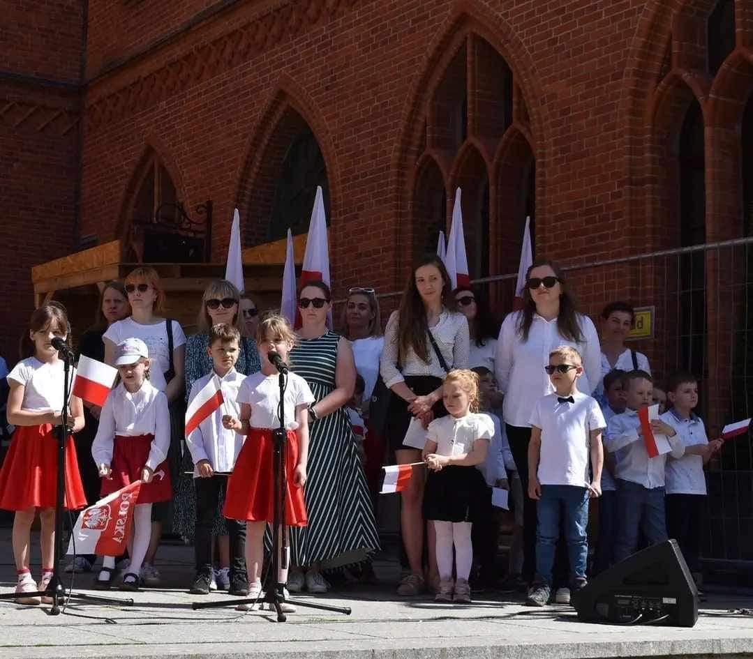 Uroczyste podniesienie flagi Rzeczypospolitej Polskiej